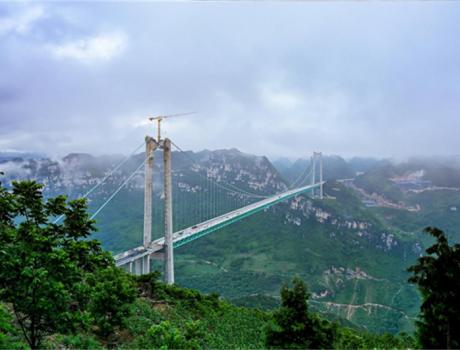 一座橋一本書，通往山的那邊